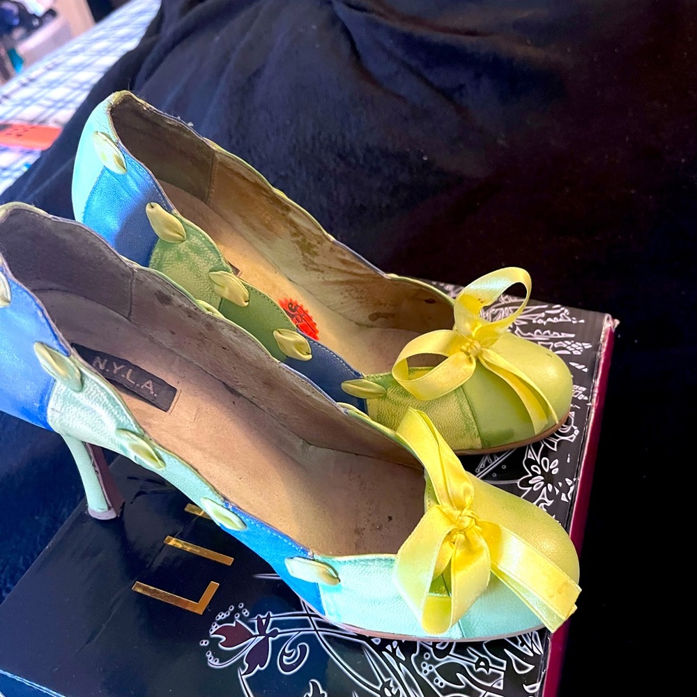 Cute bow tie pumps